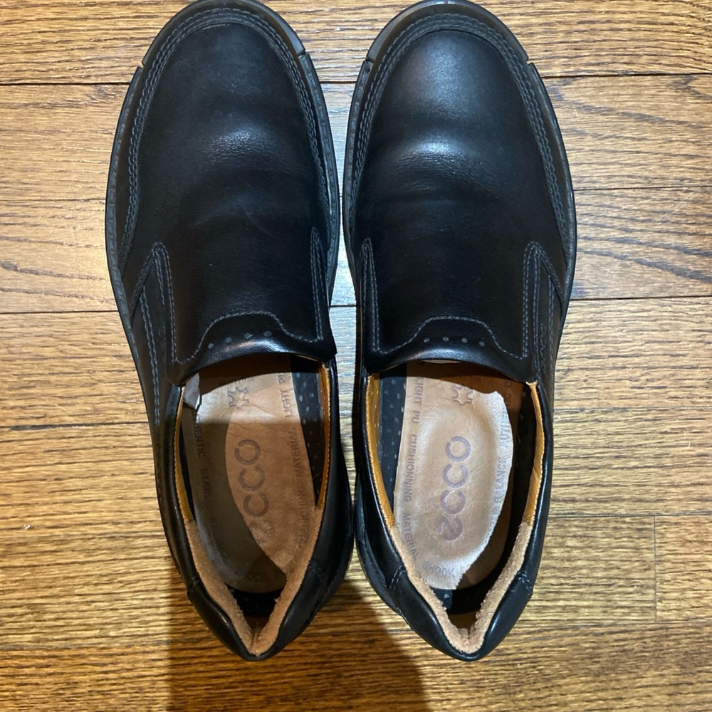 Ecco Black Leather Loafers with Sturdy Sole